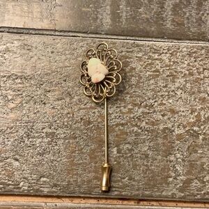 VINTAGE FILIGREE GOLD TONE & WHITE FLOWER MEN'S LAPEL PIN
